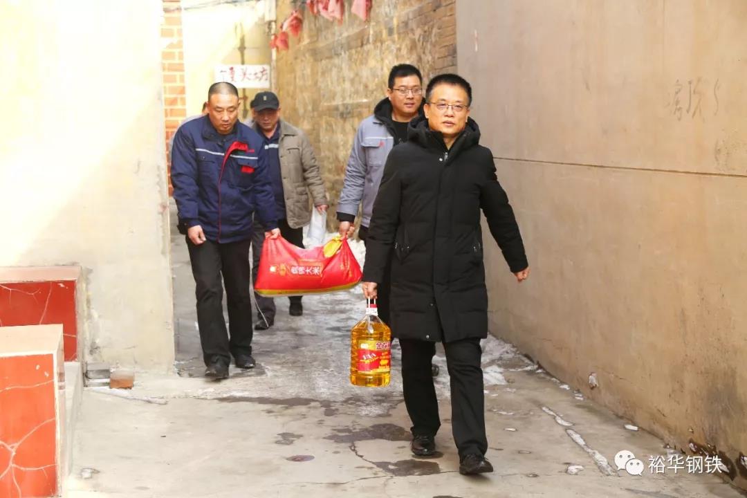 一路温暖一路感动，把集团关爱送到贫困职工的心里